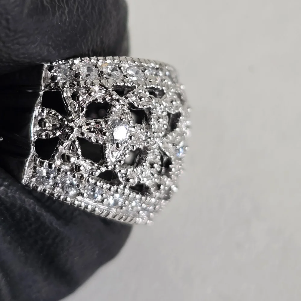 Exquisite Sterling Silver 925 Ring - A True Showstopper